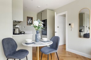Dining - Modern 1BR Flat in Peaceful North Kensington (London)