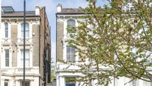 A row of terraced houses with a narrow street. - Modern 1BR Flat in Peaceful North Kensington (London)