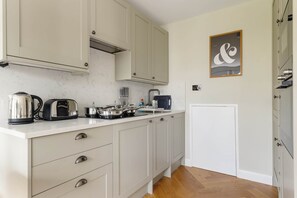 Kjøleskap, mikrobølgeovn, ovn og kokeplater