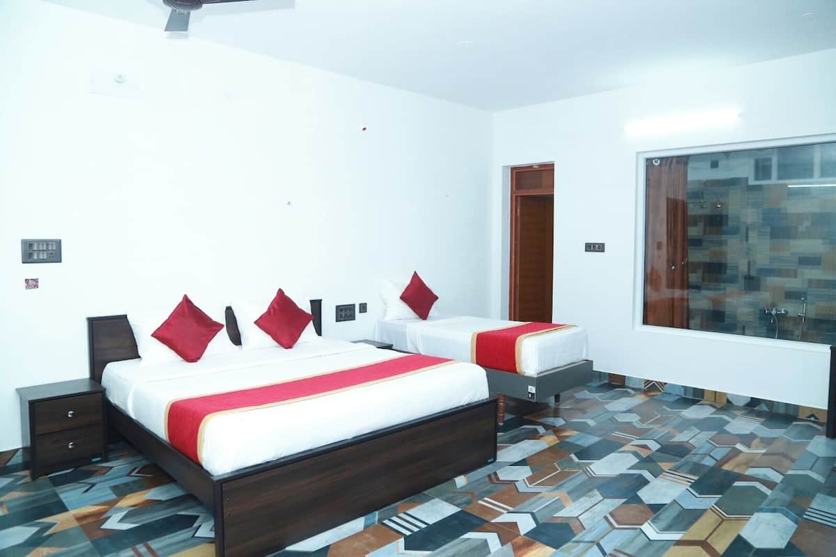 Chambre Triple Familiale, balcon, vue colline | Coin séjour
