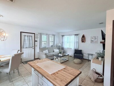 Charming 2-bedroom cottage on a Lake Resort in Salt Springs