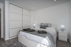 2 عدّة غرف نوم وواي فاي وملاءات أسرّة