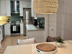 Een magnetron, een oven, een kookplaat, een vaatwasser