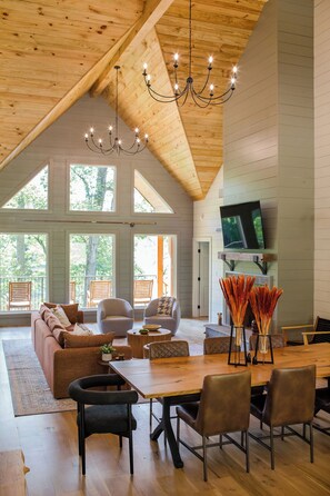 Televisie en een open haard