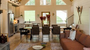 Un loft spacieux avec de hauts plafonds, un coin repas et un espace salon confortable.