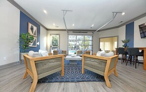 Smart TV - Landing | Beautiful 1BD, Gym, Pool (Huntsville)