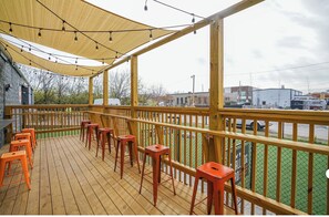 Outdoor dining - Landing at Passenger Flats - 1 Bedroom in South... (Chattanooga)