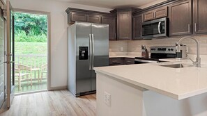   雪櫃、微波爐、焗爐、爐具