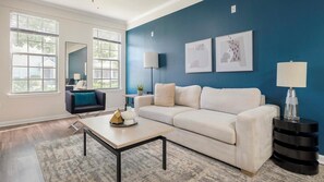 Smart TV - Landing | Stylish 1BD, Gym, Pool (Orlando)