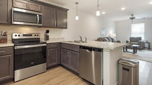 Frigorífico, microondas, horno y placa de cocina