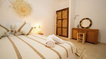 6 bedrooms, in-room safe, desk, iron/ironing board