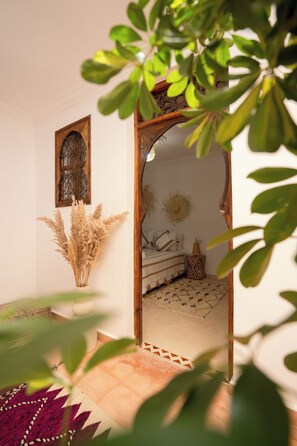 6 chambres, coffres-forts dans les chambres, bureau