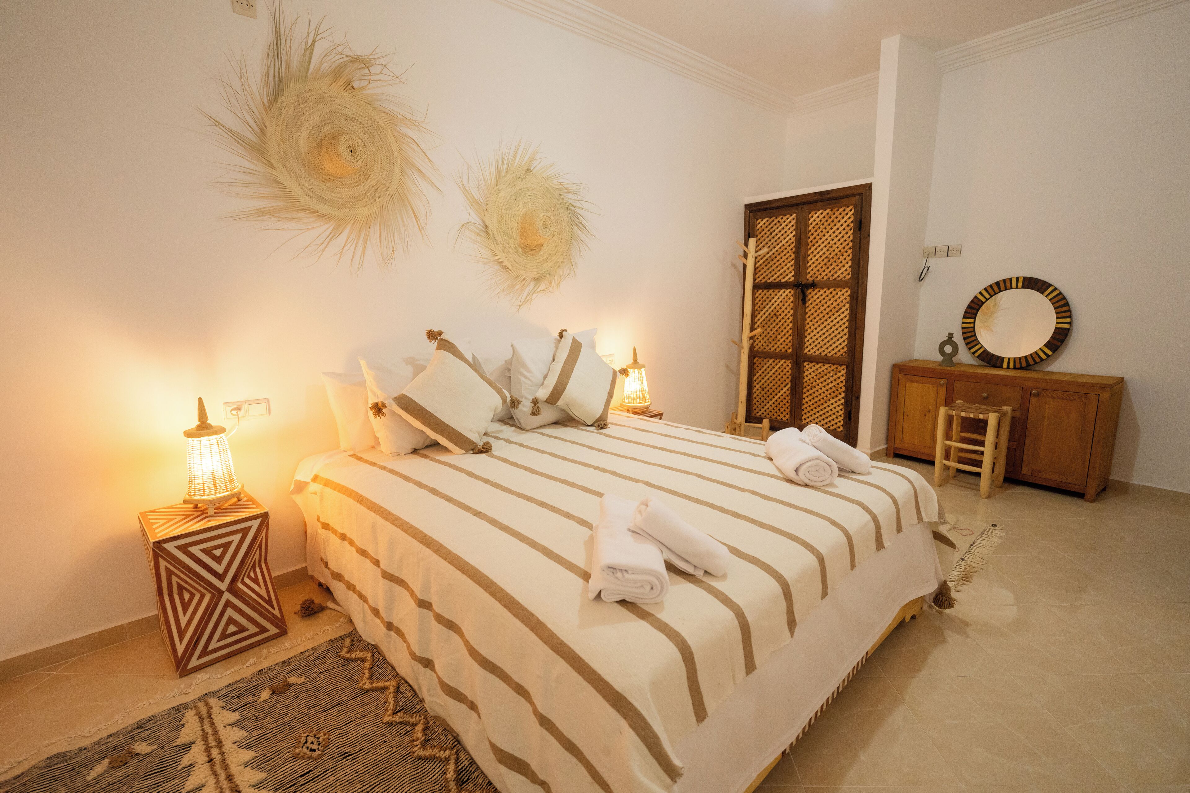 6 camere, una cassaforte in camera, una scrivania, ferro/asse da stiro