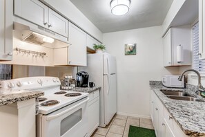 Mikrowelle, Ofen, Herdplatte, Geschirrspüler