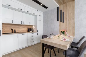 Fridge, microwave, stovetop, dishwasher