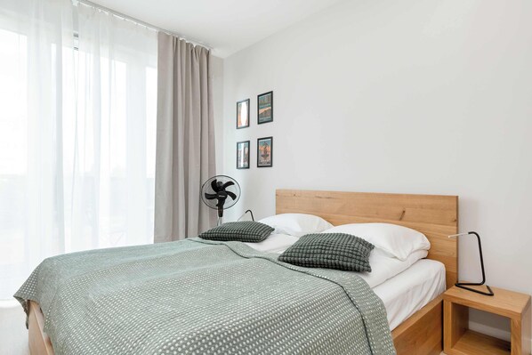 Tabla de planchar con plancha, wifi y ropa de cama