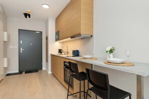 Fridge, microwave, oven, stovetop - Bright Studio with a Balcony | Close to the Center of Gdansk (Gdańsk)