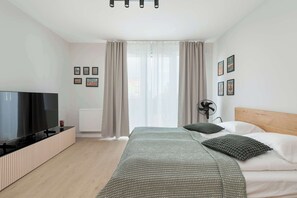 Tabla de planchar con plancha, wifi y ropa de cama