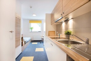 Kühlschrank, Herdplatte, Wasserkocher, Kochgeschirr/Geschirr/Besteck