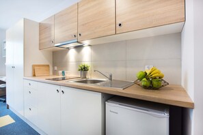 Kühlschrank, Herdplatte, Kochgeschirr/Geschirr/Besteck