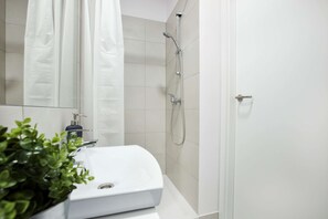 Dusche, Haartrockner, Handtücher