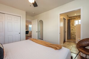1 habitación, tabla de planchar con plancha, wifi y ropa de cama