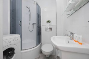 Dusche, Haartrockner, Handtücher