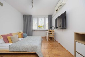 Een strijkplank/strijkijzer, wifi, beddengoed