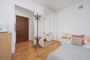 Iron/ironing board, travel cot, WiFi, bed sheets