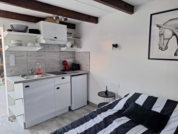Tabla de planchar con plancha y ropa de cama