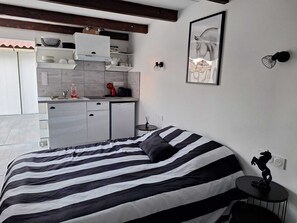 Tabla de planchar con plancha y ropa de cama