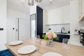 Kylskåp, mikrovågsugn, ugn och spishäll