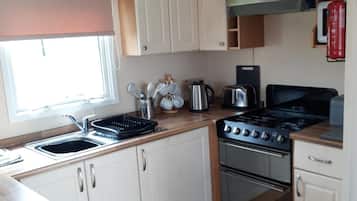 Lemari es, microwave, oven, dan kompor