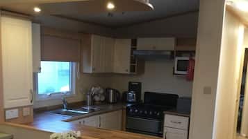 Lemari es, microwave, oven, dan kompor