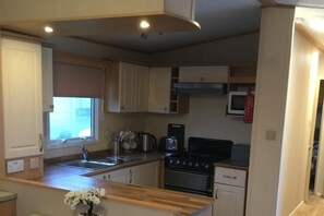 Fridge, microwave, oven, stovetop - Tranquil 3B Lodge - Dogs, Parking, Self Check-in (Ilfracombe)