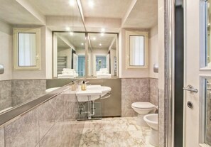 Bruser, hårtørrer, bidet, håndklæder