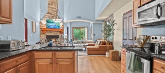 Game Rm - Golf - Hot Tub - Indoor Water Park - Mins to Downtown + WI Dells Dome