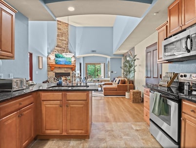 Outdoor Activity Haven - Winter Getaway - Indoor Water Park - Mins to Downtown