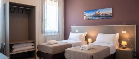 Bureau, espace de travail pour ordinateur portable, Wi-Fi gratuit