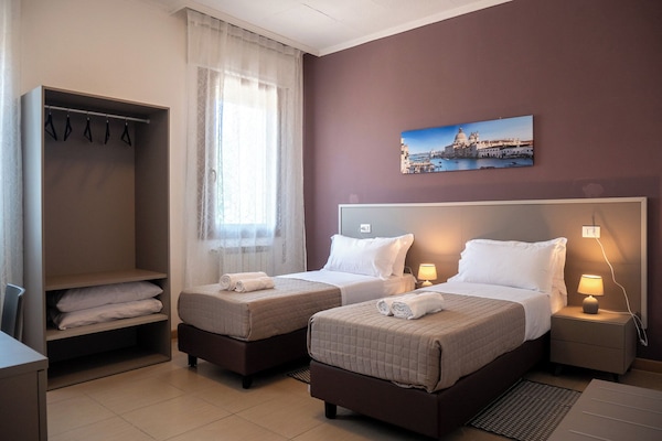 Quarto duplo clássico, vista para a cidade | Escrivaninha, espaço de trabalho para notebook, Wi-Fi de cortesia