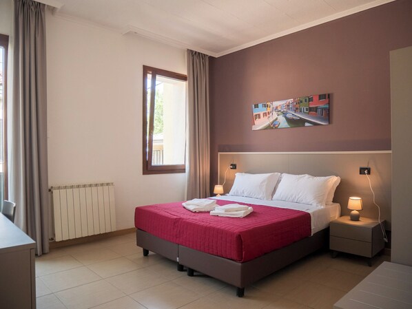 Habitación clásica con 1 cama matrimonial o 2 individuales, vista a la ciudad | Escritorio, espacio para trabajar con laptop y wifi gratis 