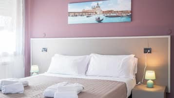 Classic-Doppel- oder -Zweibettzimmer, Stadtblick | Schreibtisch, laptopgeeigneter Arbeitsplatz, kostenloses WLAN