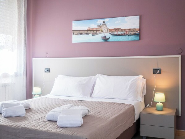 Chambre Classique Double ou avec lits jumeaux, vue ville | Bureau, espace de travail pour ordinateur portable, Wi-Fi gratuit