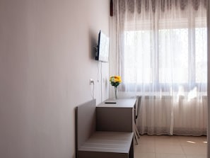 Klassieke kamer, 1 twee- of 2 eenpersoonsbedden, uitzicht op stad | Een bureau, een laptopwerkplek, gratis wifi