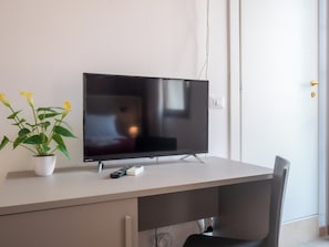 Escritorio, espacio para trabajar con laptop y wifi gratis