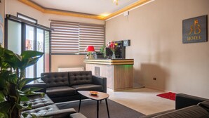Un moderno vestíbulo de hotel con un sofá, una mesita y un mostrador de recepción.