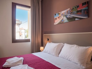 Klassieke kamer, 1 twee- of 2 eenpersoonsbedden, uitzicht op stad | Een bureau, een laptopwerkplek, gratis wifi