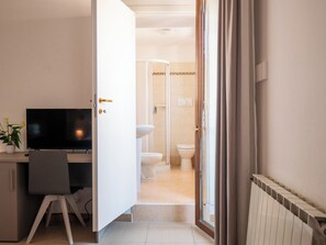 Tomannsrom – classic, byutsikt | Bad | Dusj, toalettartikler (inkludert), hårføner og såpe