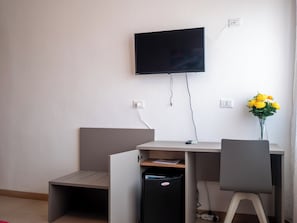 Klassieke kamer, 1 twee- of 2 eenpersoonsbedden, uitzicht op stad | Een bureau, een laptopwerkplek, gratis wifi