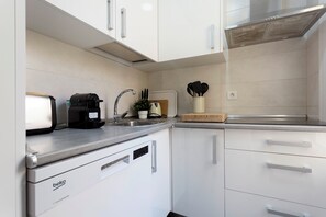 Microwave, dishwasher, coffee/tea maker, toaster